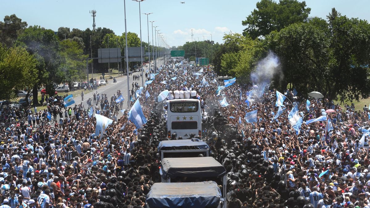 En VIVO En un d a hist rico los campeones del mundo sobrevolaron