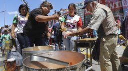 Oreganizaciones sociales realizan una olla popular frente al domicilio de Manuel Adorni (imagen de archivo).