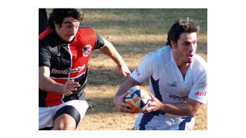 ámbito.com | Alfonso Villanueva, de Mendoza Rugby, encara con la ovalada, pese a la marca de hombre de Huazihul.