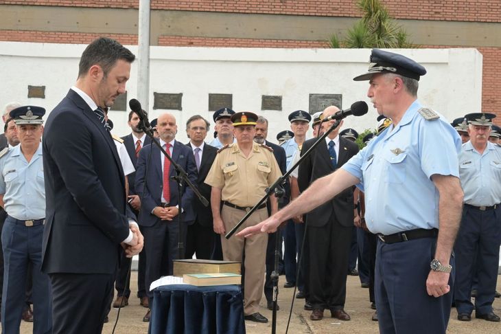 En enero, Luis Petri le tomó juramento como nuevo jefe del Estado Mayor Conjunto a Xavier Isaac. En enero, Luis Petri le tomó juramento como nuevo jefe del Estado Mayor Conjunto a Xavier Isaac.