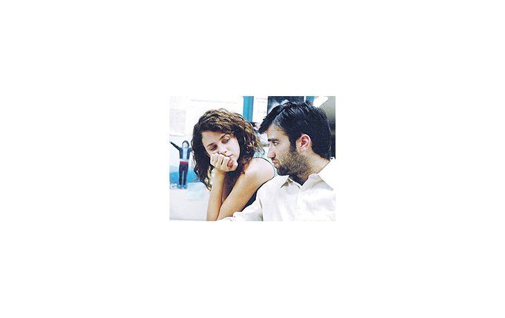 ámbito.com | Daniel Hendler yLeonora Balcarceprotagonizan unaversión fílmica de«Los suicidas»,realizada condistanciaafectiva, puestaaséptica yactuacionesmonocordes quedistancian alespectadorcomún.