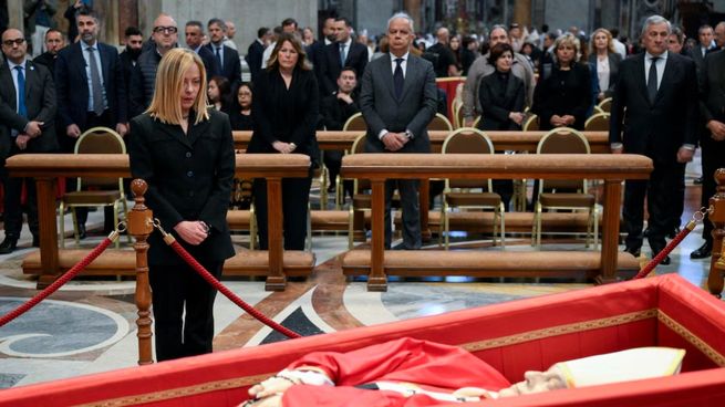 La primera ministra de Italia, Giorgia Meloni, en el velorio del papa Francisco. 