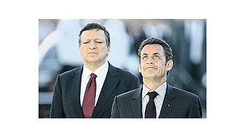 Nicolas Sarkozy antes de asumir la dirigencia semestral del bloque de los 27. Su par dePolonia, Lech Kaczynsk, aseguró que «en este momento el tema del tratado no tiene sentido» alegando el «no» de los irlandeses. El proyecto busca saldar el rechazo de Francia yHolanda a la Constitución europea en 2005.