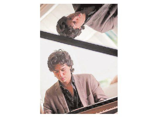 Sergio Tiempo fue solista del concierto dedicado a Ginastera y junto con el director venezolano Dudamel recibió una ovación de pie.