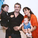 Emilia es una de las 10 personas con GNAO en Argentina: la historia y lucha de Gustavo y Verónica, sus padres. Emilia es una de las 10 personas con GNAO en Argentina: la historia y lucha de Gustavo y Verónica, sus padres.