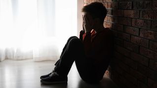 Hay una dimensión que permanece fuera de las estadísticas: el daño emocional que produce la ruptura forzada del vínculo con uno de los padres tras una separación conflictiva. Hay una dimensión que permanece fuera de las estadísticas: el daño emocional que produce la ruptura forzada del vínculo con uno de los padres tras una separación conflictiva.