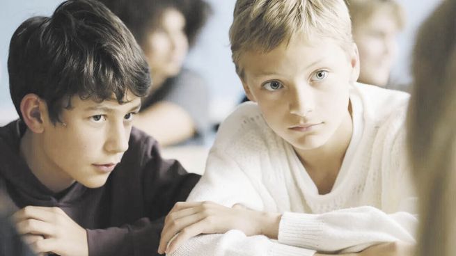 close. Los jóvenes amigos y compañeros de escuela, centro del drama.