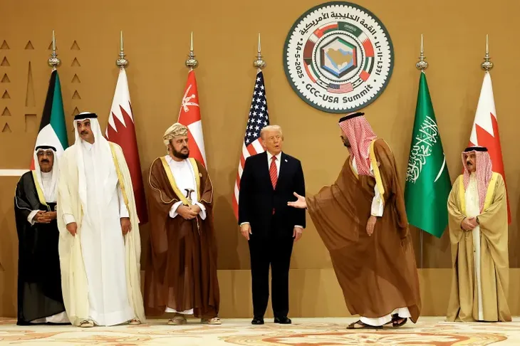 Donald Trump con los lideres del GCC en mayo de 2025. De la reunión de hoy podría salir la decisión de avanzar hacia la paz y la normalización en el Golfo Pérsico, o el camino hacia una guerra mucho mas cruenta. Donald Trump con los lideres del GCC en mayo de 2025. De la reunión de hoy podría salir la decisión de avanzar hacia la paz y la normalización en el Golfo Pérsico, o el camino hacia una guerra mucho mas cruenta.