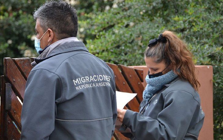 Para Migraciones en estas denuncias correspondería investigar el delito contra la salud pública señalado por el artículo 205 del Código Penal, que prevé una pena que va de los 6 meses a 2 años de prisión.
