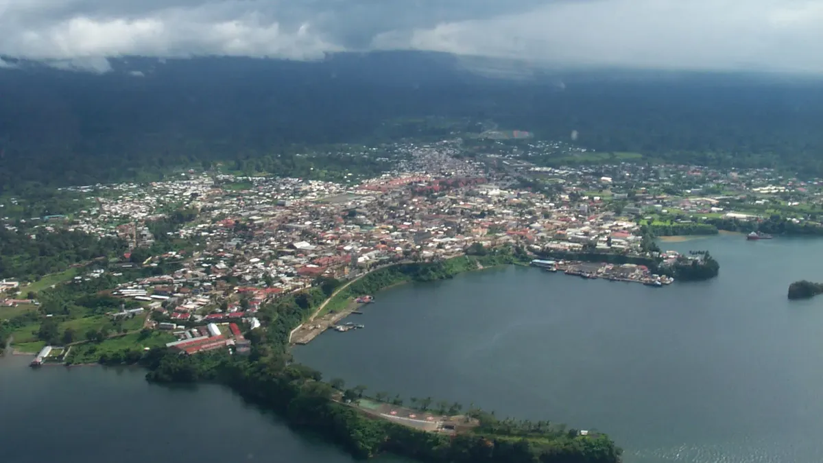 The African country that found oil and was richer than Spain is now sinking into crisis and poverty