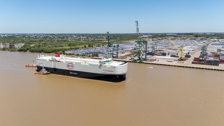 La nave, operada por la propia flota logística de BYD, arribó ayer con unidades que serán distribuidas en concesionarios del AMBA, Córdoba, Rosario y Mendoza La nave, operada por la propia flota logística de BYD, arribó ayer con unidades que serán distribuidas en concesionarios del AMBA, Córdoba, Rosario y Mendoza