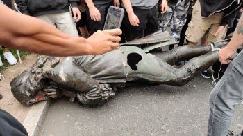 Manifestantes derrumbaron y arrojaron al agua la esatua del traficante de esclavos Edward Colston, en Bristonl.