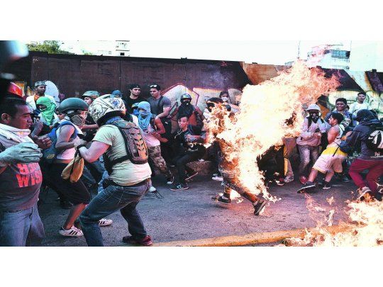 Barbarie. Un supuesto ladrón fue prendido fuego el mes pasado durante una marcha opositora en Caracas.