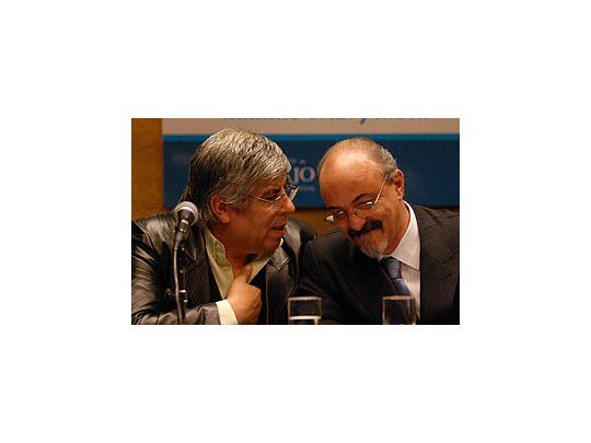Moyano y Tomada, ayer, en el Ministerio de Trabajo durante el anuncio del aumento del salario mínimo.
