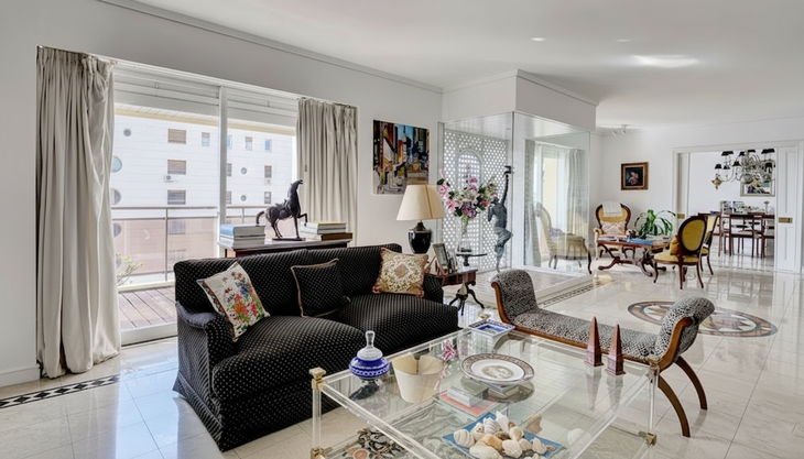 Así lucía este ambiente cuando los actuales dueños compraron el penthouse a “la Diva”. El habitáculo de cristal, vigente desde la época de la conductora, hoy ya fue desarmado Así lucía este ambiente cuando los actuales dueños compraron el penthouse a “la Diva”. El habitáculo de cristal, vigente desde la época de la conductora, hoy ya fue desarmado