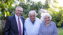 José Mujica y Lucía Topolansky recibieron al presidente de Argentina, Alberto Fernández.