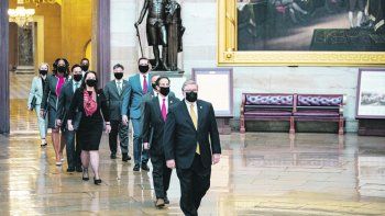 ARRIBO. Los senadores llegan al Capitolio para participar del proceso de impeachment. Donald Trump no ha hecho declaraciones públicas desde que dejó el poder el 20 de enero.