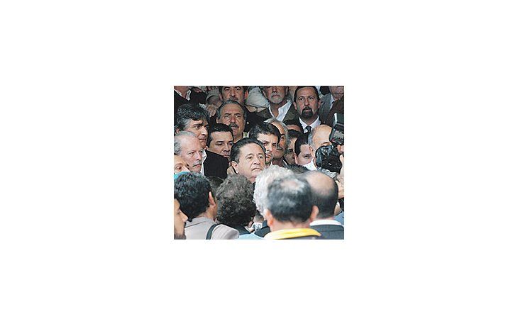ámbito.com | Eduardo Duhalde fue estrella fugaz del acto de los sindicalistasen la sede de la CGT antes del traslado de los restosde Juan Perón al mausoleo de San Vicente. En la foto, juntoal dirigente Andrés Rodríguez.