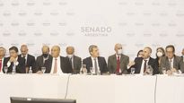 cordialidad. El ministro de Economía, Martín Guzmán, y el jefe de Gabinete, Juan Manzur, disertaron en un clima sin hostilidad en la Cámara alta. El jefe cristinista, José Mayans, dialogó con el opositor Martín Lousteau. El Frente de Todos necesita ayuda del macrismo.