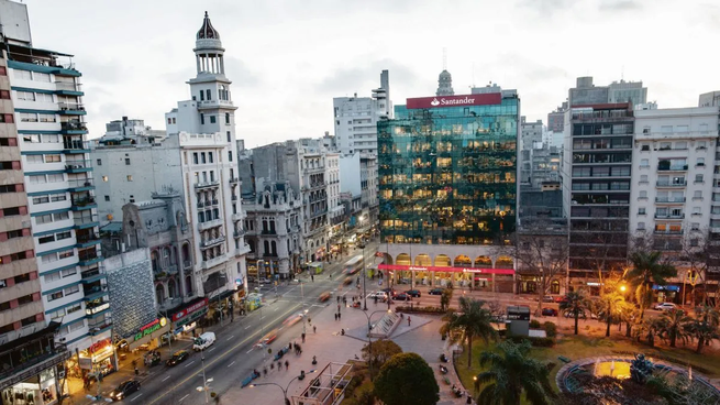 Montevideo fue elegida como un destino para el 2024: la capital uruguaya quedó 36°.