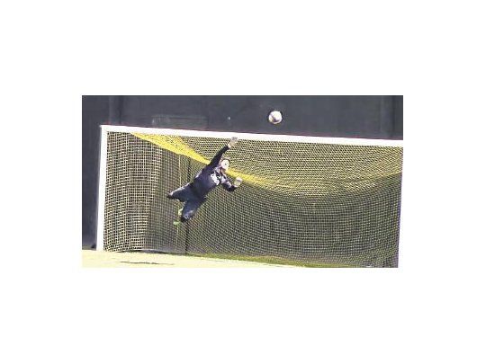 El vuelo de Agustín Orion para detener la pelota de vóley con las que fue peloteado por el entrenador de arqueros Juan José Romero.