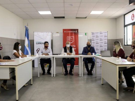 El intendente de Lanús, Nestor Grindetti dialogó con representantes de Cambridge University Press y Cambridge Assessment English, quienes detallaron cómo será el programa educativo que se desarrollará en la Primera Escuela Bilingüe de gestión municipal Manuel Láinez, de Villa Jardín.