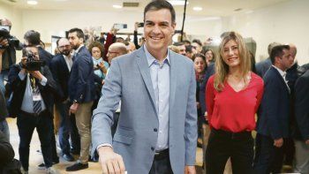 Optimismo previo, festejo posterior. Pedro Sánchez se mostró muy confiado a la hora de votar. Con los resultados en la mano, los simpatizantes socialistas llevaron sus festejos a las calles de España.