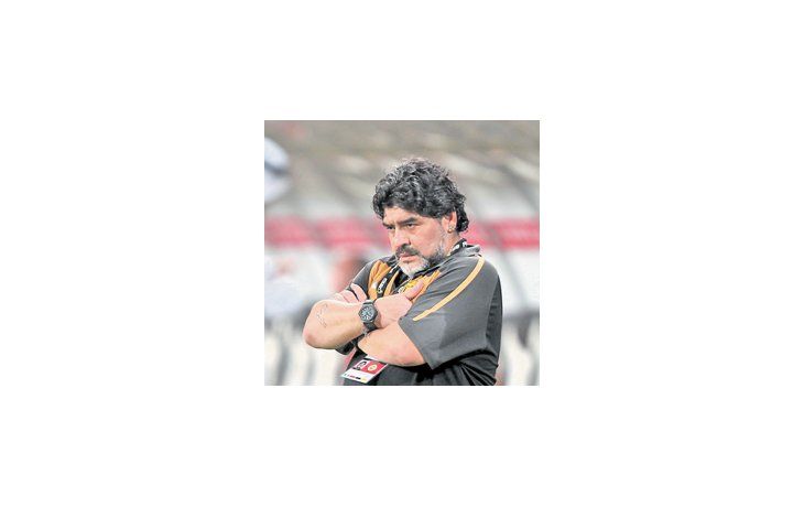 El rostro de Maradona lo dice todo. Su equipo volvió a perder y, además, le gritaron un gol en la cara.