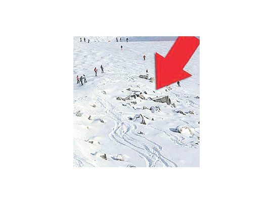 El lugar preciso y la piedra donde Schumacher pegó su cabeza cuando cayó mientras esquiaba junto a su hijo. El alemán sigue grave.