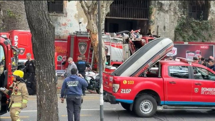 El accidente tambi&eacute;n provoc&oacute; importantes complicaciones para la circulaci&oacute;n vehicular. La avenida Caseros permanec&iacute;a cortada en ambos sentidos entre Pasco y Pichincha, mientras continuaban los trabajos de los servicios de emergencia.