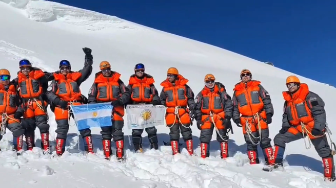 El histórico hecho fue realizado en conjunto con un grupo de montaña del Ejército de la India.