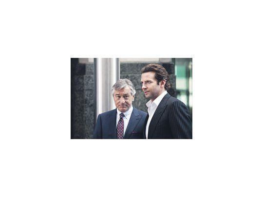 Bradley Cooper es el protagonista de «Sin límites», un thriller de trama absurda pero bastante entretenido, entre otras cosas por actores sedundarios como un muy creíble Robert De Niro.