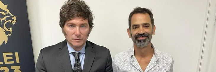 Javier Milei junto a Juanes Osaba, quien reemplaza a Agustín Romo.