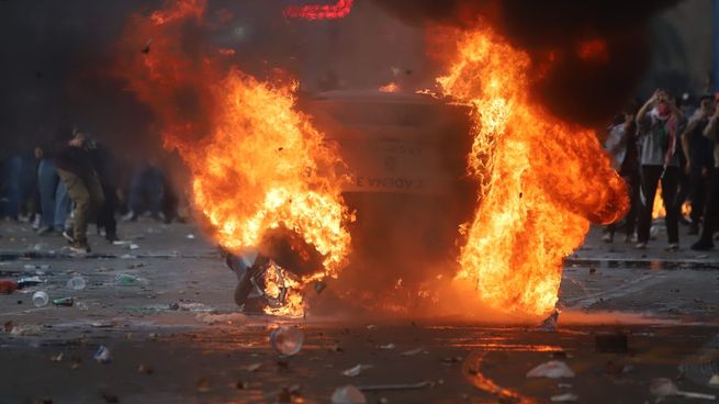 Móvil de Cadena 3 prendido fuego. 