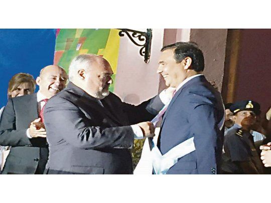Traspaso. Valdés, al recibir anoche los atributos de mando de manos de Colombi. El mandatario entrante agradeció el apoyo de Macri.