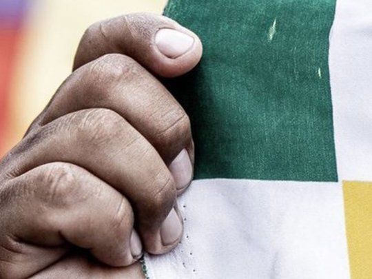 Una mano sujetando la Wiphala, la foto elegida por Alberto Fernández.