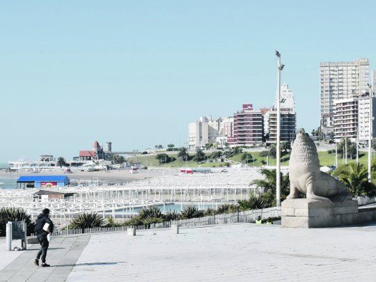 IMPACTO. La ciudad de Mar del Plata, como el resto de los distritos de la costa atlántica, sufre gravemente la caída del turismo por la crisis del Covid-19.