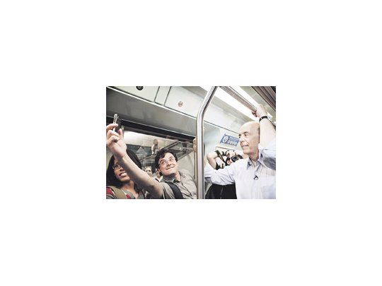 El candidato del Partido de la Social Democracia Brasileña (PSDB), José Serra, fue fotografiado ayer por un pasajero del subte de San Pablo. El opositor está en su peor momento en los sondeos.