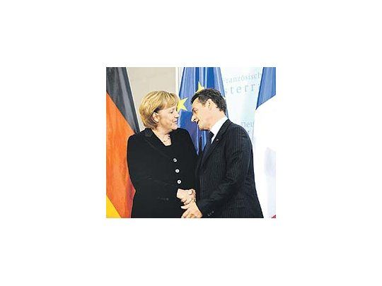 El estilo de Sarkozy, muy efusivo en los saludos, desconcierta a la frialdad de la canciller Angela Merkel.