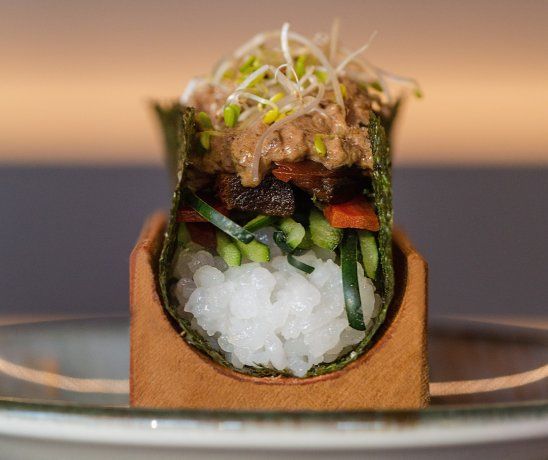 En la sección de handrolls veggies destaca el Sauco, con tofu marinado, mermelada de sauco y mayonesa de wasabi. En la sección de handrolls veggies destaca el Sauco, con tofu marinado, mermelada de sauco y mayonesa de wasabi.