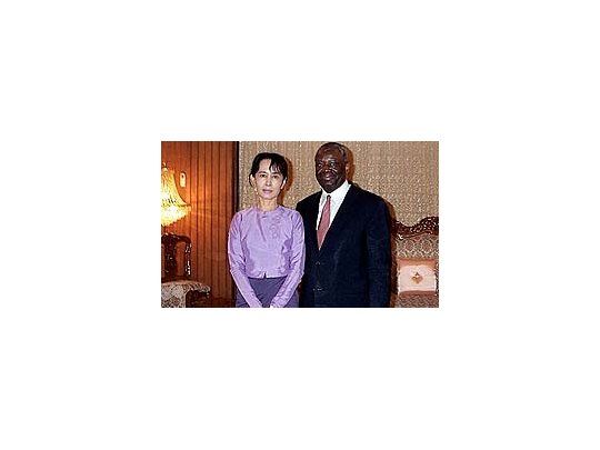 El encuentro entre el enviado especial de la ONU, Ibrahim Gambarila, y la activista demócrata Aung San Suu Kyi