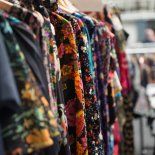 Esta feria de ropa se volvió furor por vender ropa importada a bajos precios. Esta feria de ropa se volvió furor por vender ropa importada a bajos precios.