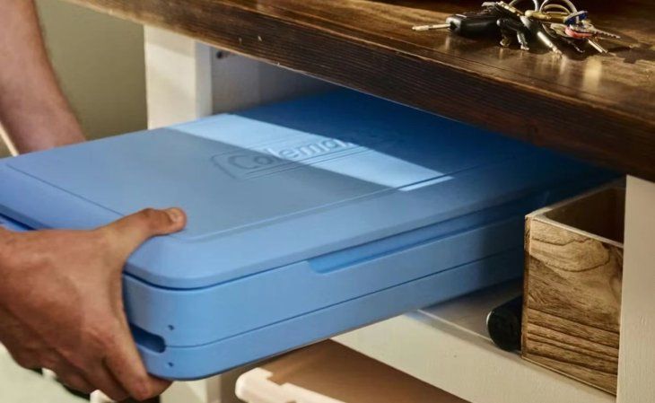 La heladera portátil es plegable y tiene capacidad para 93 latas.