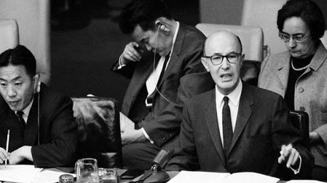 Alfonso García Robles, premio nobel de la paz, nace en 1911.