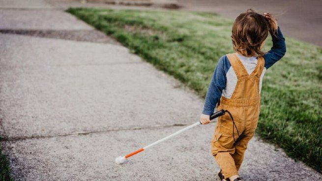 Una alfombra con tecnología inclusiva convierte el movimiento en letras y sonidos, pensada para que niños con discapacidad visual aprendan jugando.