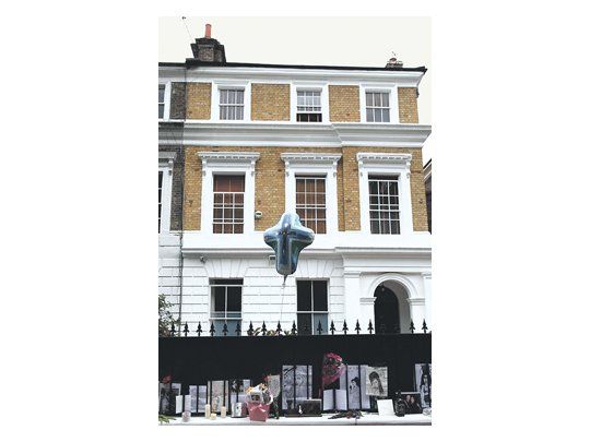 La casa de Londres en la que vivió y fue hallada muerta la cantante Amy Winehouse, y sus fans transformaron en santuario, está en venta por el equivalente a 4,17 millones de dólares.