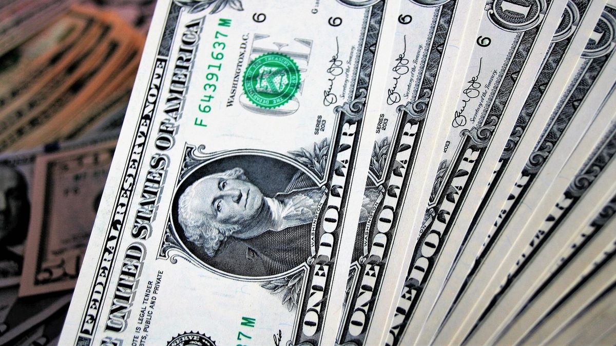 The dollar opened the week higher, but remained below the  range