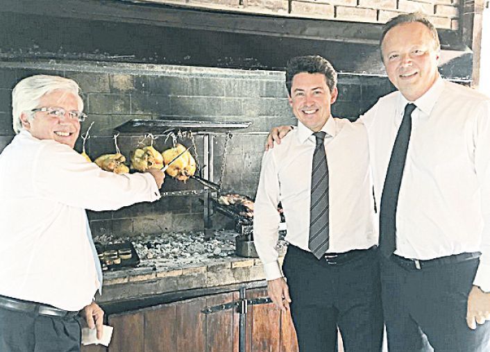 barbecue. El embajador Noah Mamet recibió  directivos del sistema bursátil: Ernesto Allaria (Merval) y Juan Nápoli (Banco de Valores).