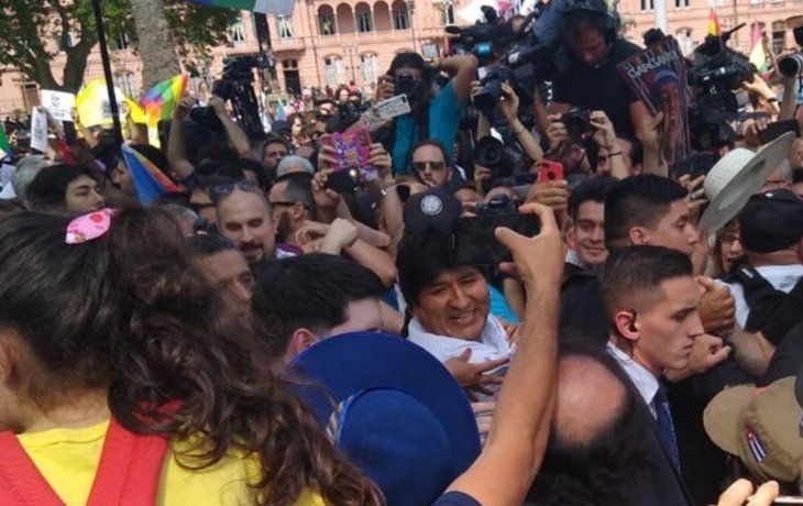 Evo Morales en Plaza de Mayo junto a las Madres.&nbsp;