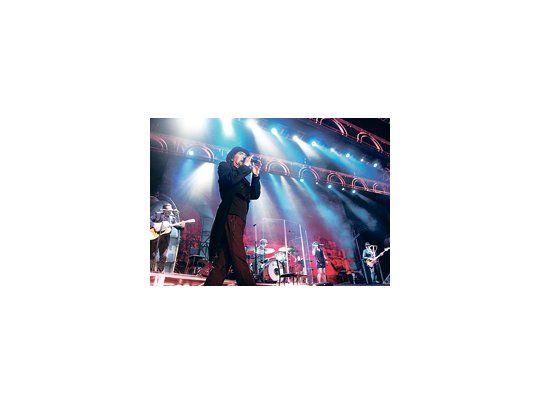 Aunque por su estilo es mejor verlo y oírlo en la intimidad de un teatro, Joaquín Sabina entusiasmó a un Boca colmado y, como siempre, disfrutó del calor de esa multitud porteña que le es incondicional.